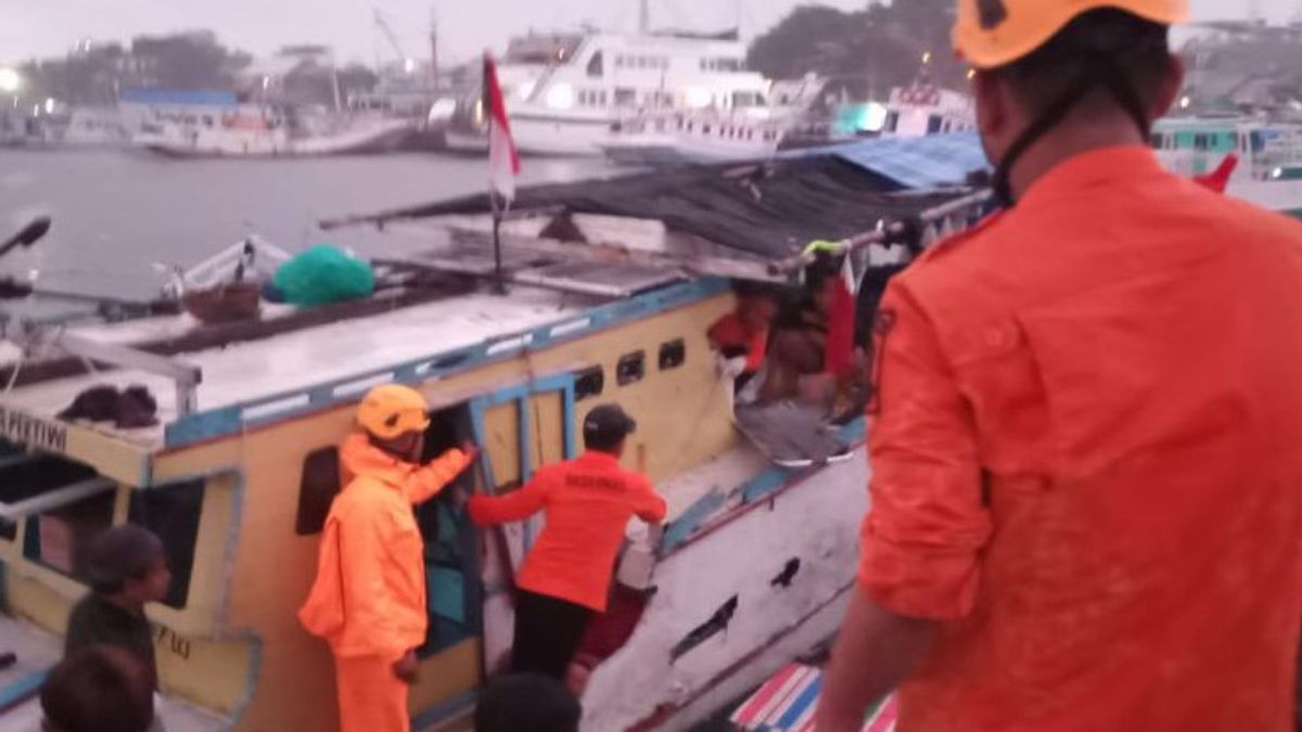 Ledakan Mesin Picu Kebakaran Kapal di Pelabuhan Paotere, 9 Orang Dievakuasi