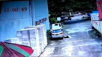 Desperate, This Thief Stole A Car Tire That Was Parked At Tamalanrea Makassar During The Day