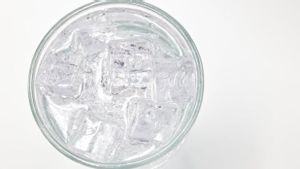 Kebiasaan Minum Air Es Bisa Ganggu Pencernaan? Ini Kata Dokter