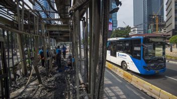 Les Autorités Construisent Un Arrêt Temporaire De Bus TransJakarta Pour Rattraper Leur Retard Lundi