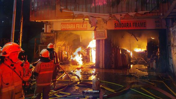 Kebakaran Hebat Melanda Gudang Bahan Baku Springbed di Bekasi