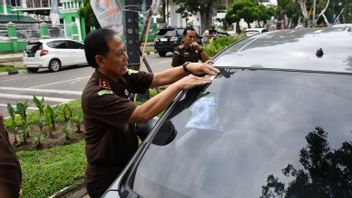 Kajati Jambi 下到Jalanan,Tempel Stiker Anti-Corruption on Driving Car