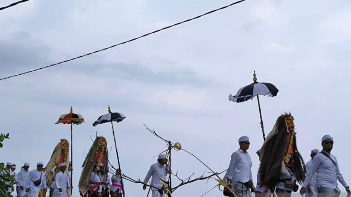 Les hindous de Denpasar suivent un rituel sur la plage de Padanggalak