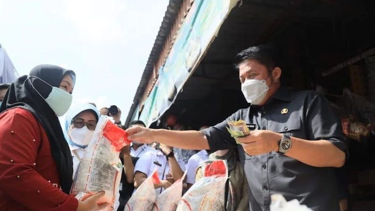 南苏门答腊省省长成立食用油监测工作队