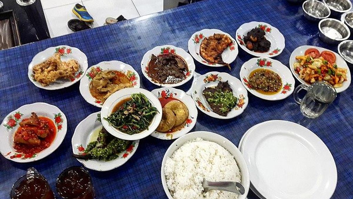 Politikus Minang Minta Restoran Nasi Padang Babiambo Ganti Nama