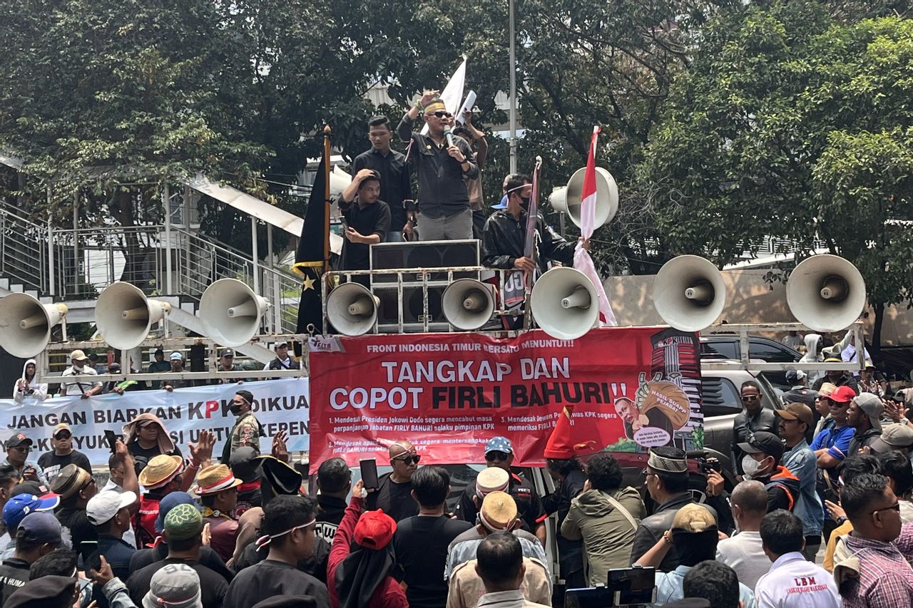 Jokowi Urged By Demonstrators At The KPK To Remove Firli Bahuri Due To Allegations Of SYL Extortion