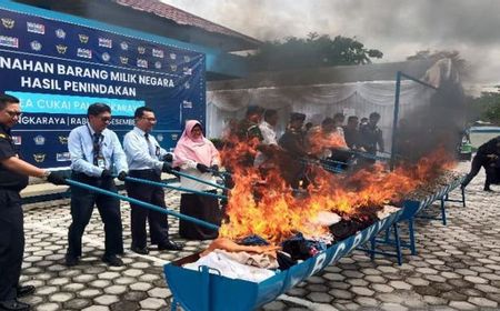 Bea Cukai Palangka Raya Musnahkan Baju Bekas, 15.232 Bungkus Rokok Ilegal dan 1.220 Botol Miras