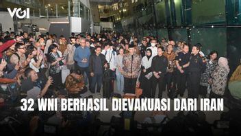 Menlu Sugiono Sambut Langsung WNI dari Iran yang Berhasil Dievakuasi