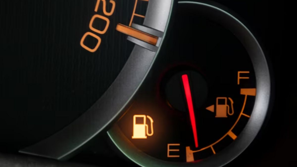 燃料指标灯点火,油箱里还剩下多少升?