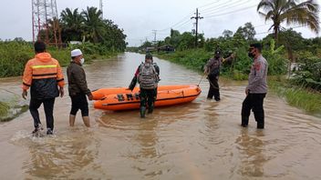 亚齐山洪暴发，17个村庄淹没达3米