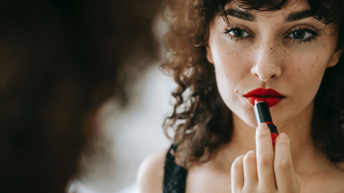 Biar Sempurna Seperti <i>Make Up Artist</i>, Begini 7 Trik Mengaplikasikan Lipstik Merah