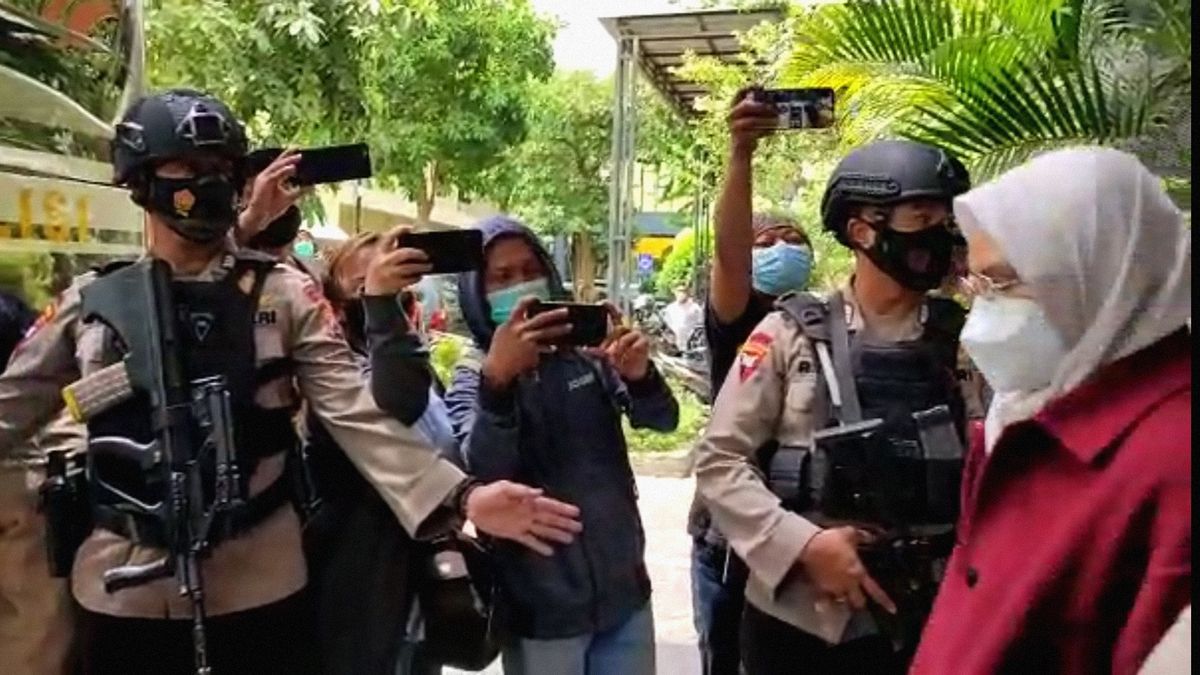 The Regent Of Probolinggo Was Silent When He Was Brought To Jakarta After Being Questioned By The Corruption Eradication Commission At The East Java Regional Police
