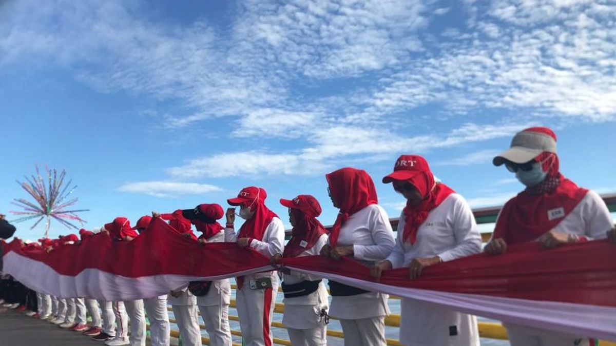 Pour Commémorer Le 250e Anniversaire De La Ville De Pontianak, Les Gens étirent Le Drapeau Rouge Et Blanc De 100 Mètres