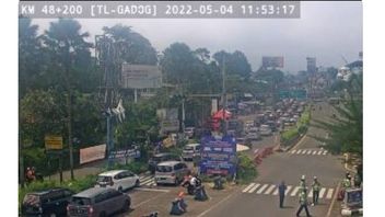 مثل هذا الشرط لالين في بوابة Ciawi Toll 1 إلى Simpang Gadog في 11.47 WIB ، لا يزال مزدحما!