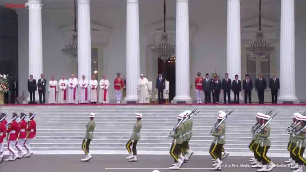 Le président Jokowi et les troupes défavorisées accueillent le pape François au Palais présidentiel