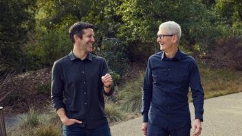 जॉन टर्नस को टीम कुक की तुलना में निर्णय लेने के लिए अधिक सख्त कहा जाता है