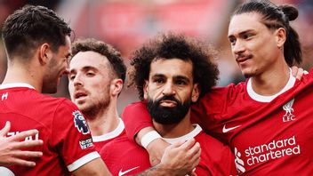 Dwigol Salah Defeats Everton, Liverpool Seizes Top Position