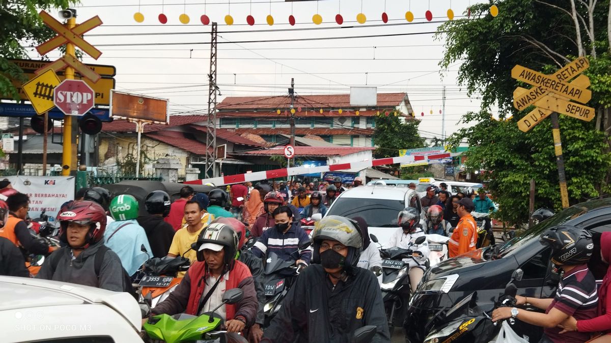PT KAI Sebut Angkot yang Terserempet KA di Perlintasan Stasiun Pondok Jati karena Menerobos Palang Penutup