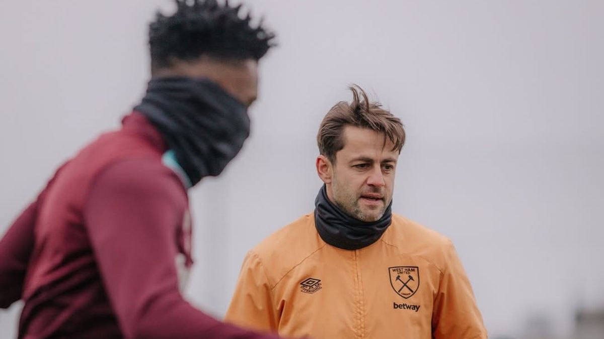 After The Hard Clashes On The Head, Lukasz Fabianski Reportedly Can Speak And Be Aware