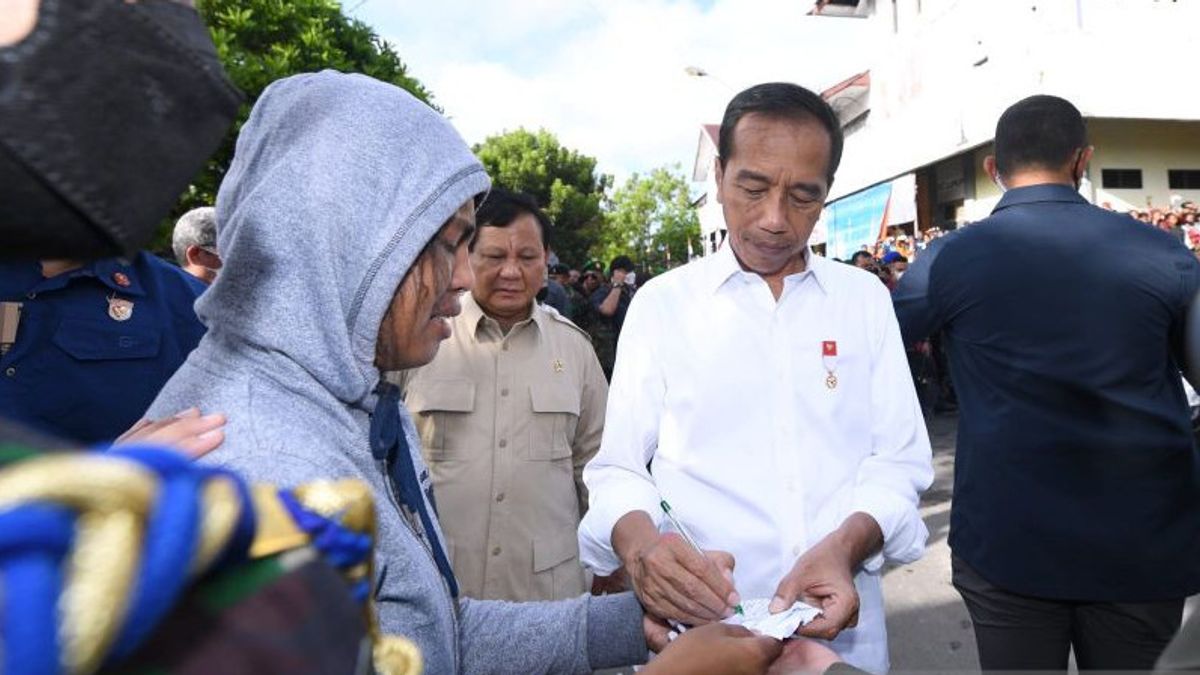 At Langgur Market Maluku, Jokowi Didodong Youths Use Bolpoin To Ask For Signatures