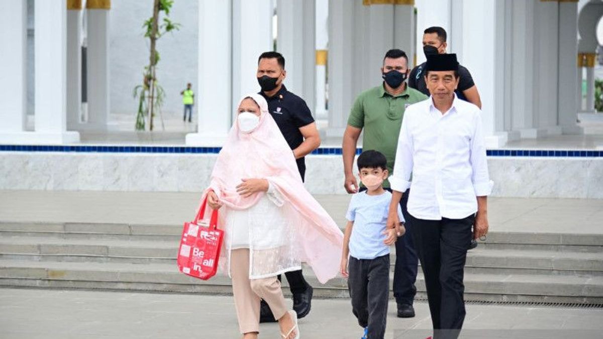 President Jokowi Invites His Grandson Jan Ethes Salat Duha At The Sheikh Zayed Surakarta Grand Mosque