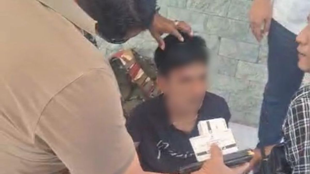 インドネシア国軍将校がレッドプレート銀行のロビーにングマックの長銃身の銃を持ってきた