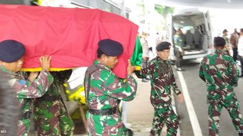 由TNI成员拍摄，Moeldoko妻子的棺材前往快乐英雄公墓