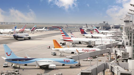 Démonstration d'un blocage de la route à l'aéroport de Frankfurter s'arrête pendant les vols