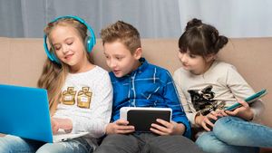 Postur Anak Mulai Membungkuk? Bisa Jadi karena Terlalu Lama Pakai Gadget