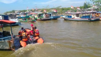 في اليوم الثاني من البحث عن الربان الذي اختفى في مياه جزيرة باموجان بمدينة سيرانج ، شارك فريق البحث والإنقاذ في عدد من الأطراف