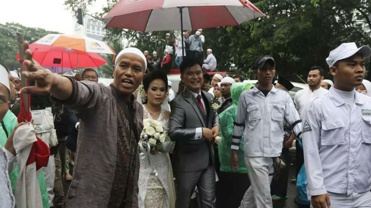 Wujud Toleransi Aksi 112: Peserta Aksi di Masjid Istiqlal Kawal Calon Pengantin Nonmuslim ke Gereja Katedral