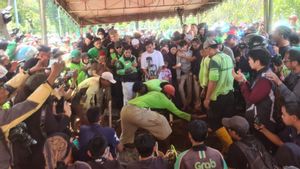 Ratusan Driver Ojol Iringi Pemakaman Affan Kurniawan, Mitra Gojek yang Tewas Akibat Dilindas Mobil Rantis Brimob