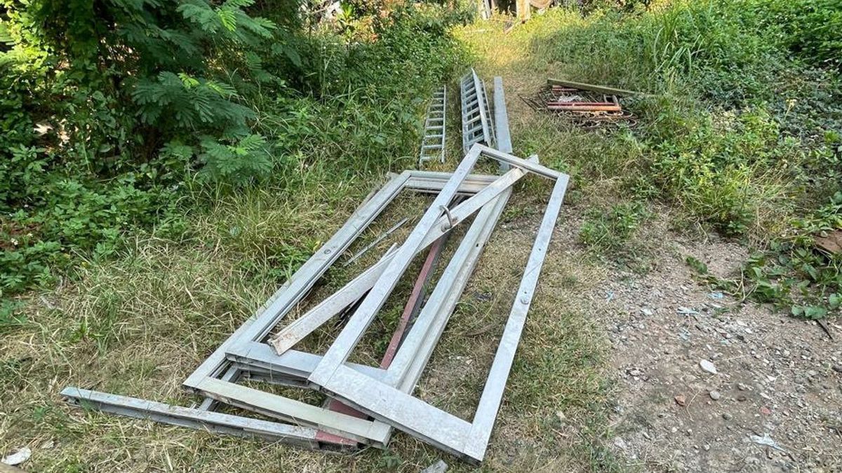 Les jeunes voleurs de câbles à Cipayung ont également pris 10 sets de scaffaling, lancés dans la terre vide