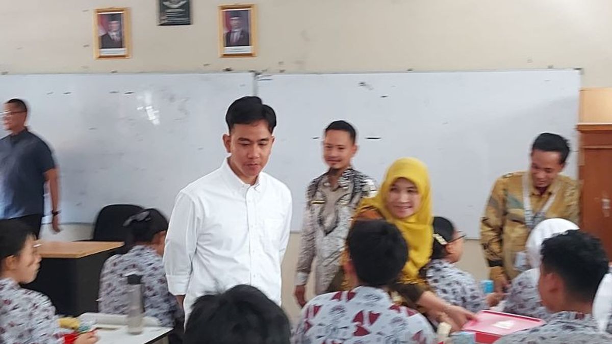 Le vice-président Gibran passe en revue les aliments nutritifs gratuits au SMKN 3 Tangerang