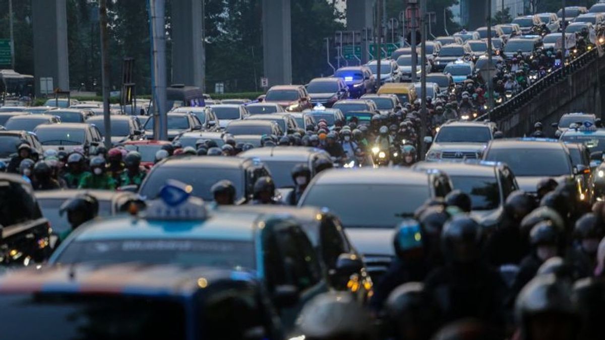 メトロ警察署長:ジャカルタの交通渋滞を克服するための正確な公式はありません