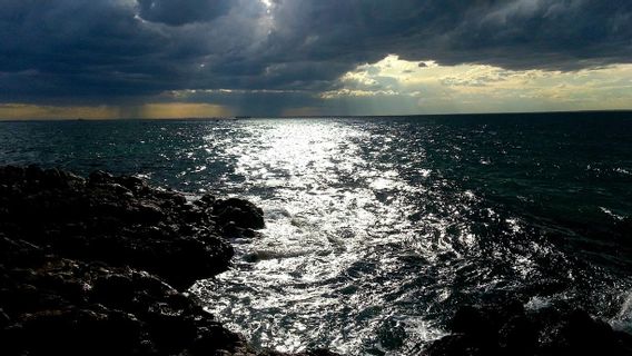 Drunk, WN Maldives Throws Himself into the Sea of Gianyar Beach