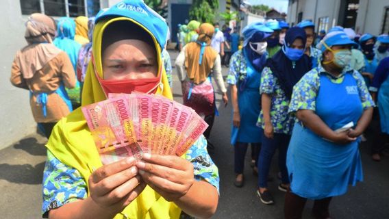 Hooray! THR Is Paid In Full This Year, Coordinating Minister For Airlangga: Do Not Pay In Installments