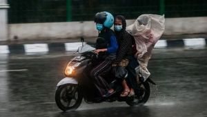  Sedia Payung, Hujan Guyur Jakarta, Medan, Palu hingga Manokwari Hari Ini