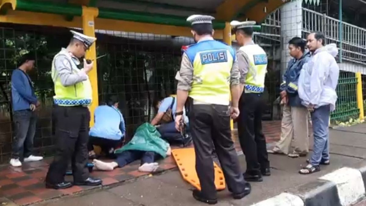 Motorcyclist Dies In Cawang, Allegedly Slipped By Flood Inundation