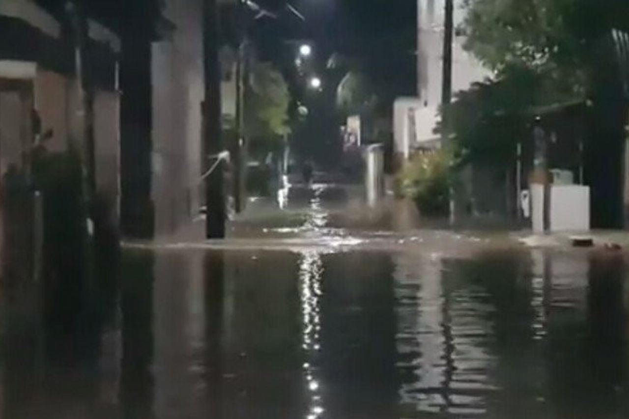 サンター川オーバーフロー洪水チピナン団地カンプンメライ東ジャカルタ