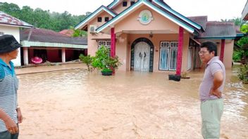 山体滑坡和洪水 兰达·阿加姆·萨姆巴尔，数十所房屋被淹没