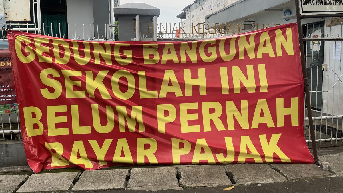 The Main Gate Of SMAN 8 Tangsel Installed With Banners: 'Build This School Has Never Paid Taxes'