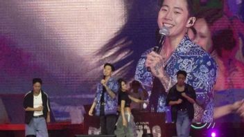 舞台灯的亮点下,Jay Park在雅加达以歌曲Ohx3开设了一场音乐会