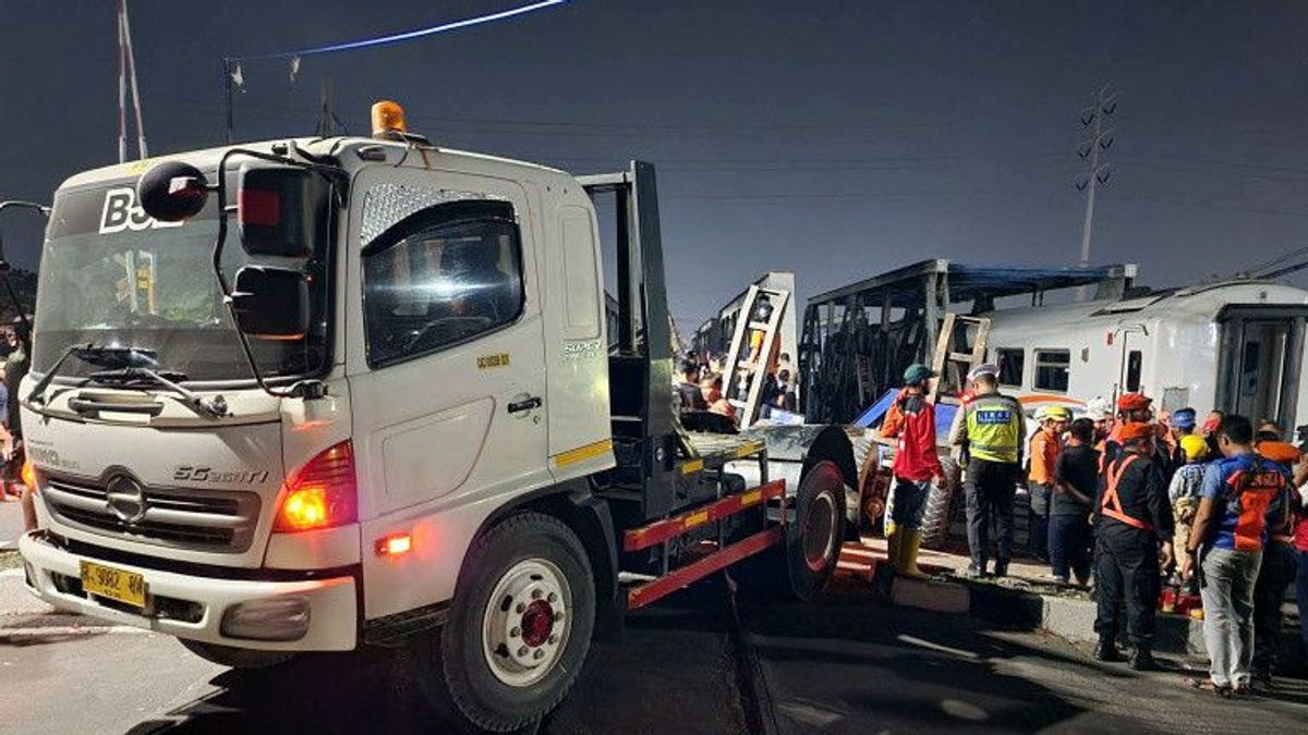 Tak Ada Korban Jiwa Akibat Kecelakaaan Truk Mogok Tertabrak KA Brantas di Semarang