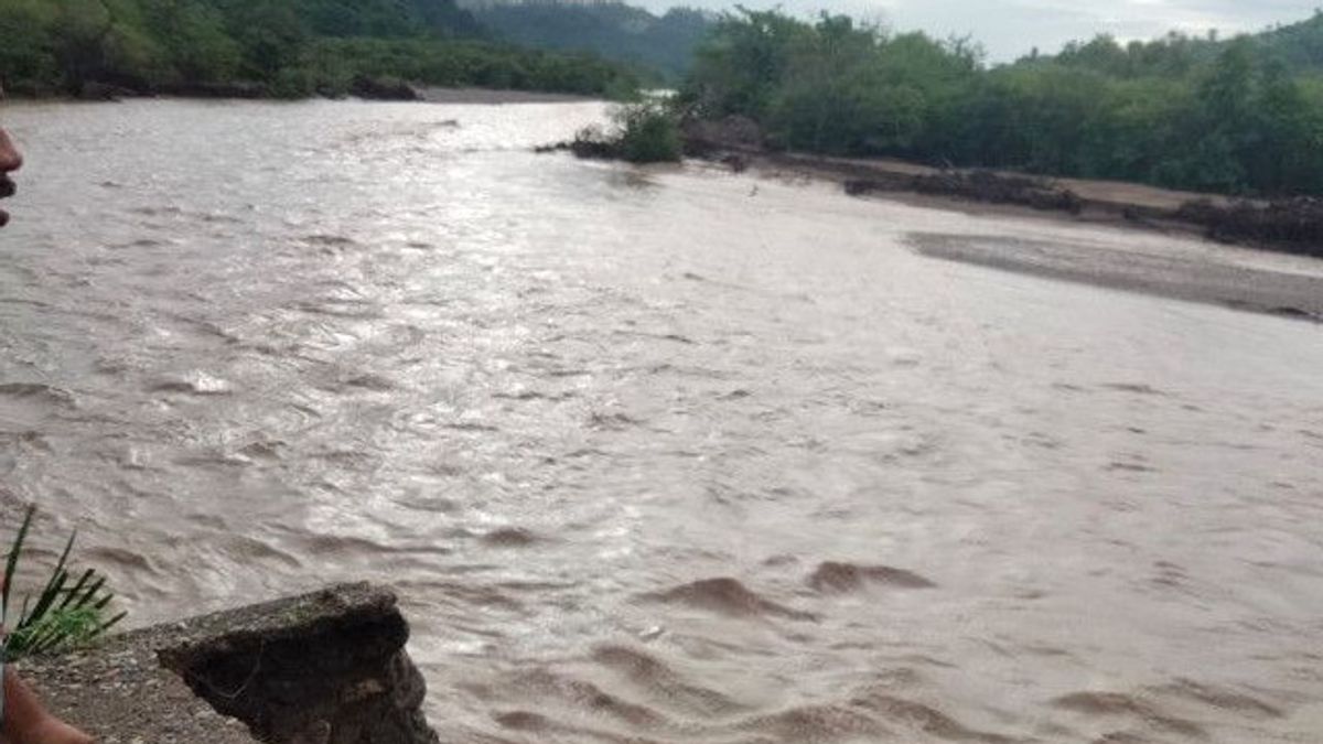 The Kapsali Bridge, Kupang Regency, Was Cut Off By The Floods