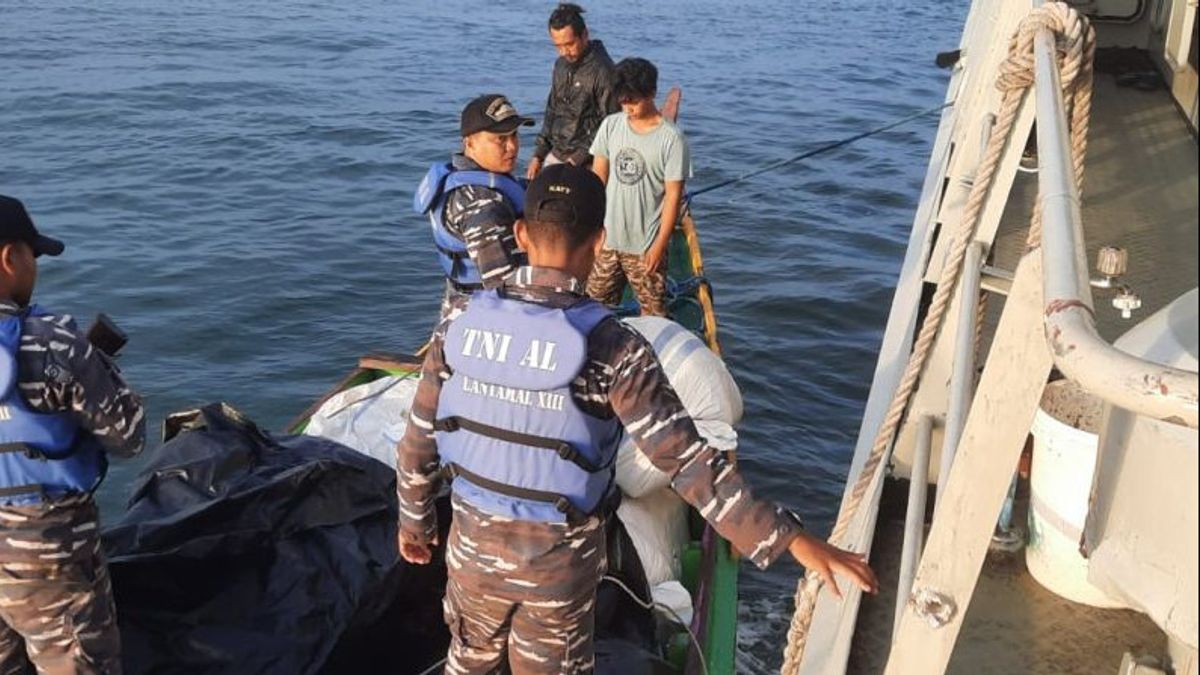 Indonesian Navy Fails To Smuggle 64 Koli Of Used Clothes From Malaysia