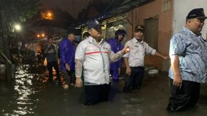 Tiru Gaya Bobby Nasution ‘Banjir-banjiran', Kadis PU Medan Telusuri Penyebab Banjir Luapan Sungai Deli