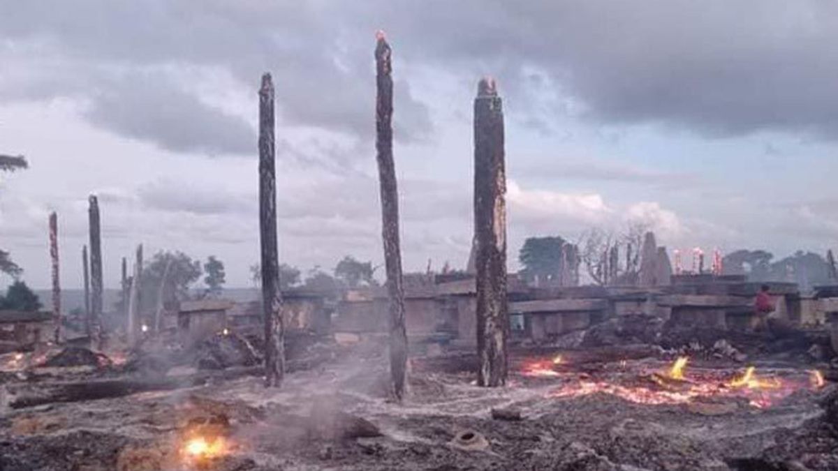    منزل تقليدي في كامبونغ أوما كاهومبا ، جنوب غرب سومبا محترق ، خسارة تصل إلى 4 مليارات روبية