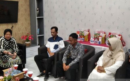 Mensos Risma Beri Santunan Keluarga Mahasiswa Tersetrum Listrik di Semarang