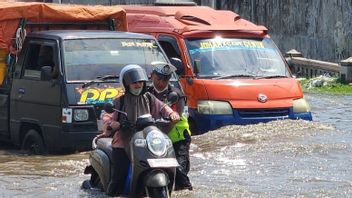 Inondation Gangsters Pendant le courant de la ligne de pantura Kaligawe Semarang